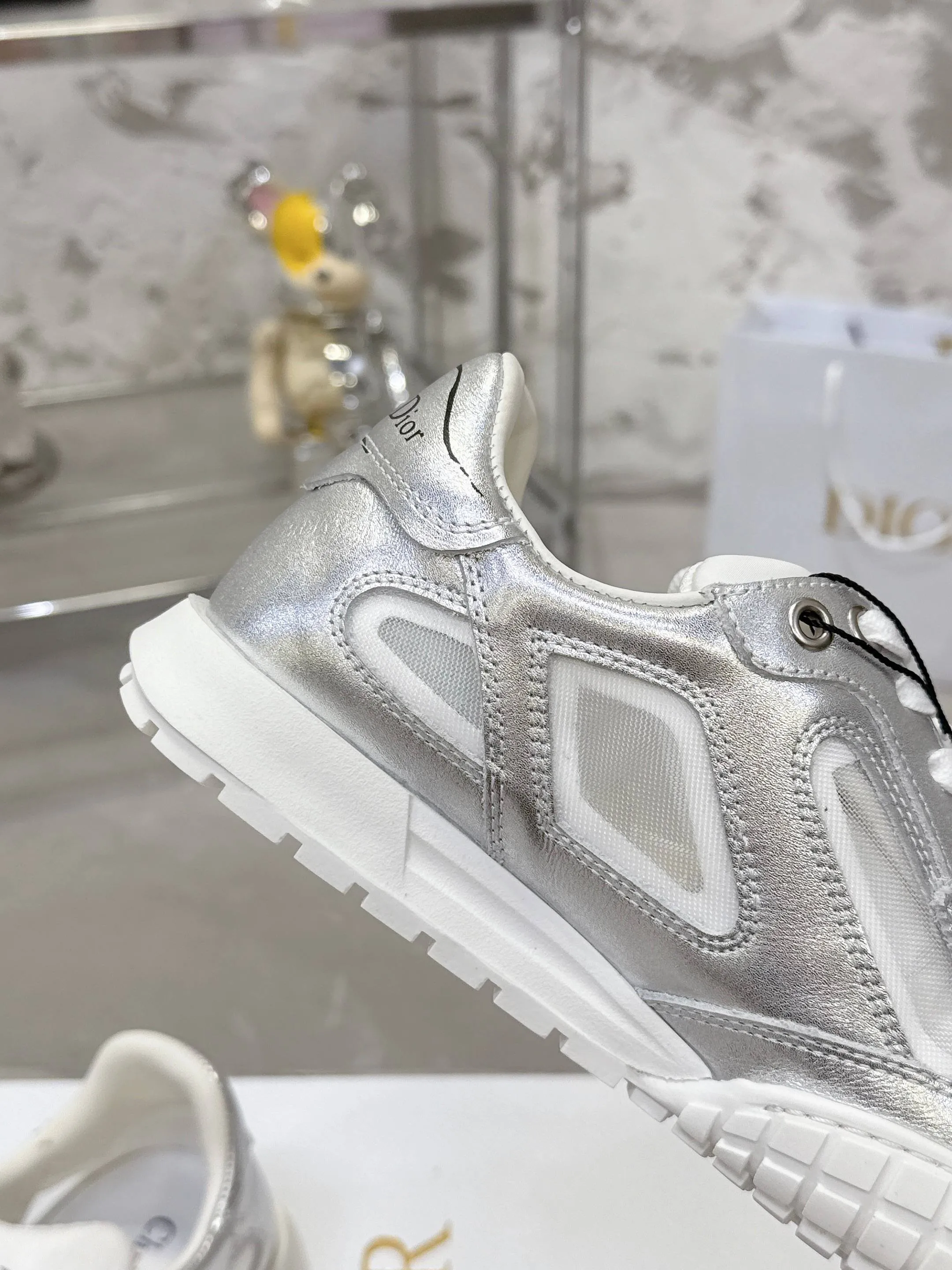 Factory price 640💰 Top version! ! ! Dior Tech sneakers Dior Tech is newly launched, with exquisite color matching and autumn and winter atmosphere. This Dior Tech sneaker is a new product in the 2026 early spring ready-to-wear series. It is equipped with fashionable details and highlights the retro aesthetics. Made of calfskin and suede calfskin upper with transparent mesh side panels and ChristianDior Paris signature on the heel and tongue. A textured, tonal Dior signature sole adds couture style. Upper material: Textile, cowhide split leather, cowhide leather with Christian Dior Paris logo on the heel and tongue Textured Dior logo rubber sole embellished with Christian Dior's lucky star symbol! Size 35-46 (40 for women, 41 for men, 38.45.46, custom made and non-refundable)